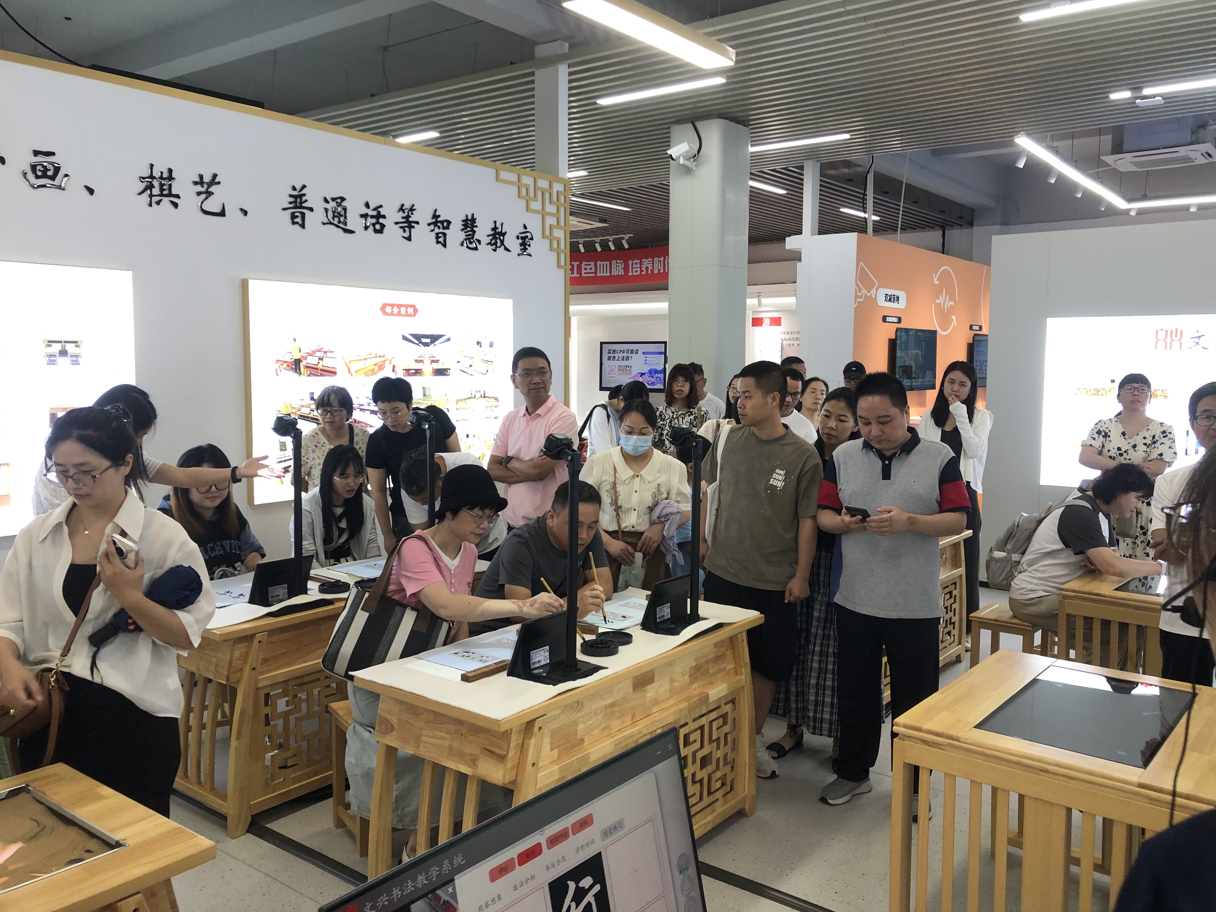 三門技師學(xué)院老師蒞臨，共鑒文興小書家產(chǎn)品魅力！