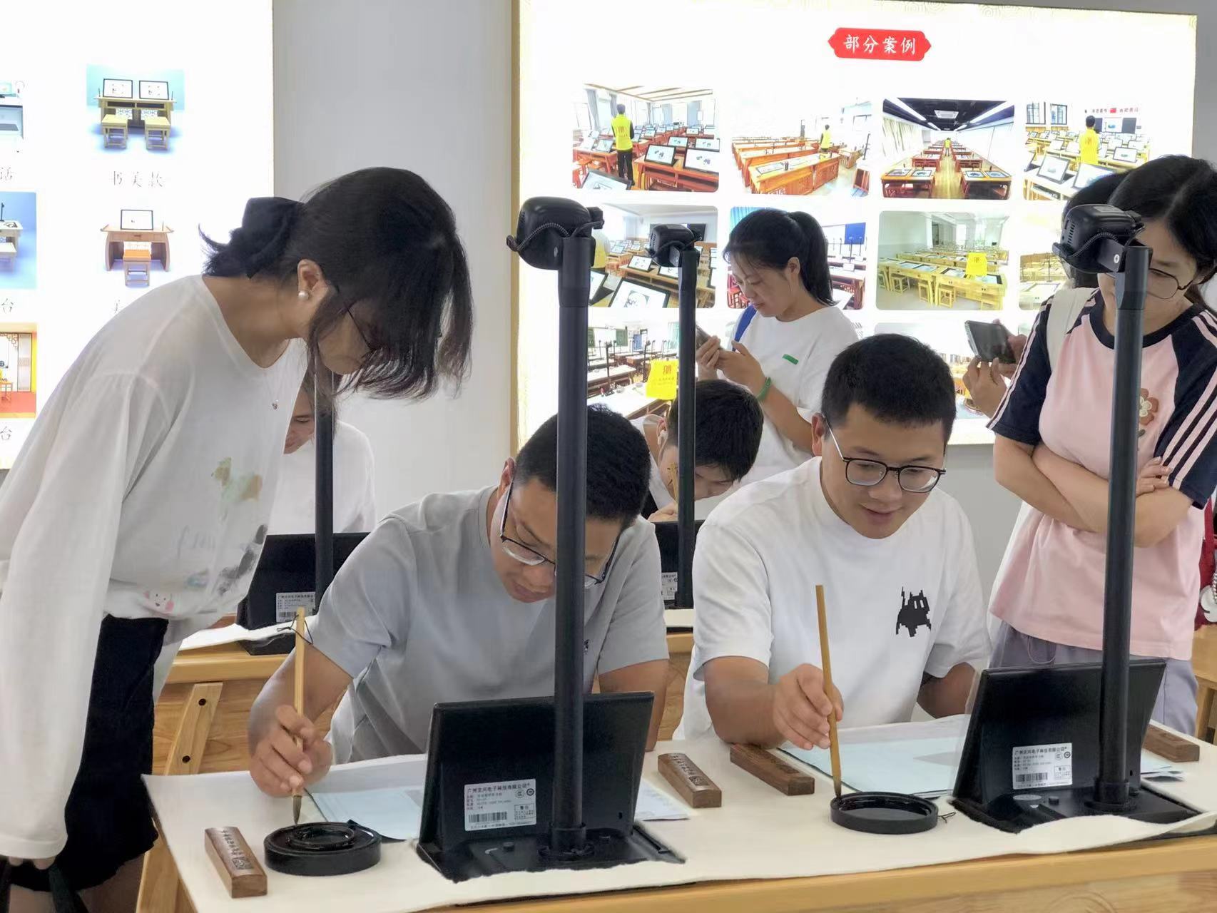 日喀則市培訓(xùn)班老師蒞臨參觀，文興小書家產(chǎn)品魅力綻放